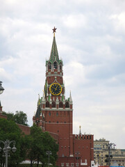 Obraz premium Spasskaya Tower of the Moscow Kremlin with chimes on a clear day