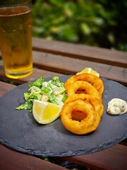 Tapa calamares romana ensalada cesar cerveza