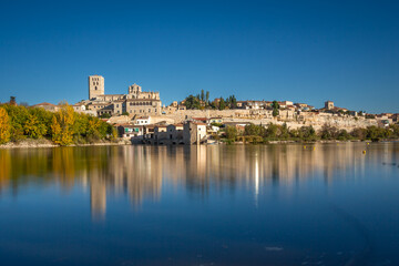 Fototapeta na wymiar Beautiful panoramic view of Zamora cityscape during Autumn season, from the other side of the Douro River, in Spain.
