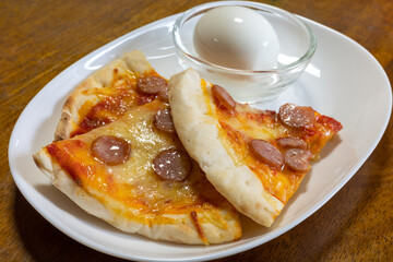 とても美味しい日本の一般家庭の朝のピザ