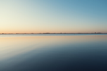 Lago con agua calma vista de atardecer