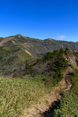 晩秋の武尊山と登山道