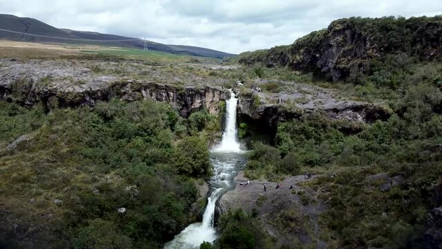 Vista A&eacute;rea de Acantilado y Cascada con Monta&ntilde;as Rocosas en el Ecuador rodeado de &Aacute;rboles y Volc&aacute;n Cotopaxi