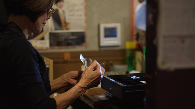 売上金の管理をする女性