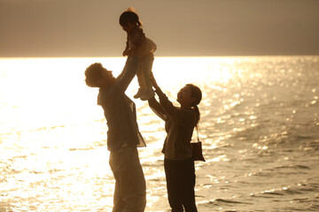 海岸で遊ぶ親子 © yamasan