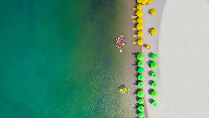 Praia de Muro Alto em Porto de Galinhas litoral de Pernambuco orla do mar com cadeiras de praia...