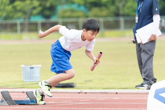 School boy running читы