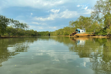 Fototapeta na wymiar boat on the lake in mangrove.