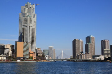 快晴の隅田川と高層ビル群