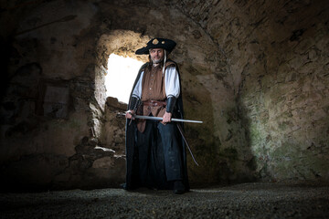 Wehrhafter Pilger am historischen Jakobsweg