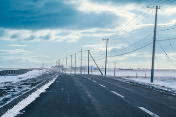 冬の北海道の道路沿いの電柱が美しい