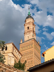 Fototapeta premium Vista de una calle de Ateca, Zaragoza, con una torre mudéjar.