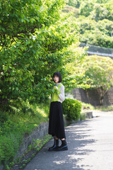 新緑と女性