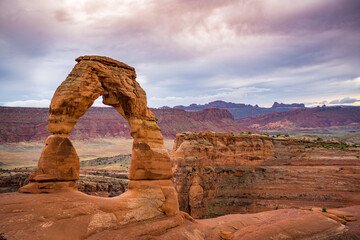 colorful dawn at delicate arch in arches national park in utah usa  - obrazy, fototapety, plakaty