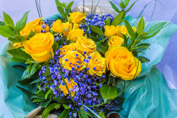 bouquet de roses jaunes et de gypsophile bleue