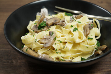 Ravvicinato di piatto di pasta con funghi e panna