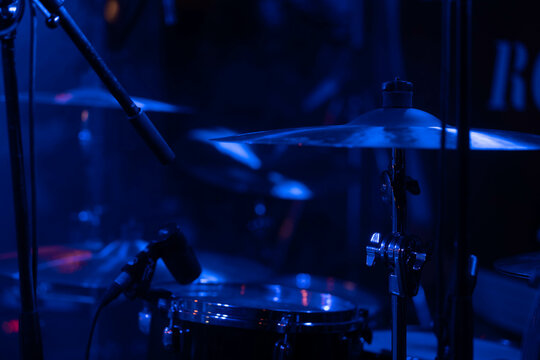 Schlagzeug auf der Bühne mit blauem Licht