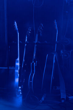Gitarren auf einer Bühne mit Live Musik und blauem licht