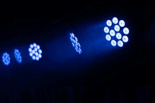blaue Scheinwerfer auf einer Bühne - Live Musik