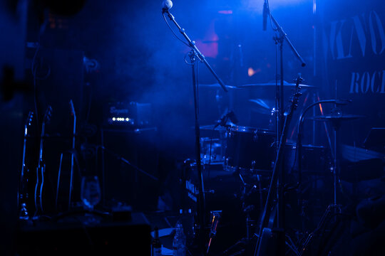 Schlagzeug auf einer Bühne mit blauem Licht