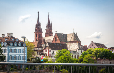 Cathédrale de Bâle vue du pont Wettstein