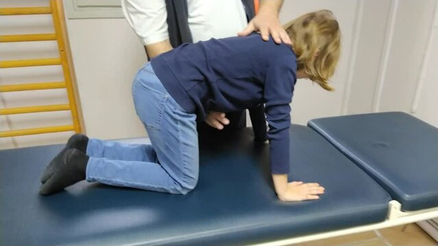 The cat is an exercise for the muscles of the back and the press. A 9-year-old girl trains under the guidance of a doctor - a physiotherapist. Therapy of juvenile and adolescent idiopathic scoliosis.