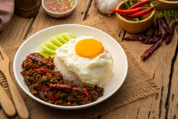 Thai Basil Minced beef,Stir fired ground beef with garlic and basil leaf in chilli sauce with Cooked rice topped with fried egg (Pad Kra pao) - obrazy, fototapety, plakaty