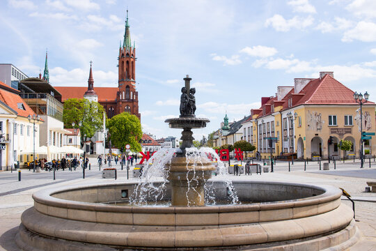 14.05.2023 Białystok Polska. Historyczna fontanna w centrum starego miasta.