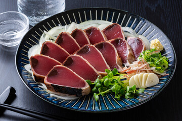 日本料理の鰹のタタキと日本酒