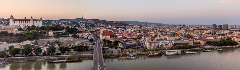 Obraz premium Panorama of the old town and castle in Bratislava, Slovakia