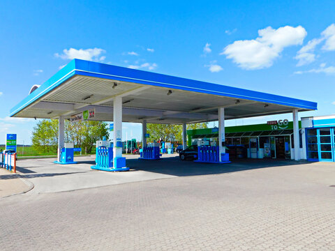 Stadt Templin in der Uckermark, Brandenburg / Deutschland - 07. Mai 2023: Aral Tankstelle