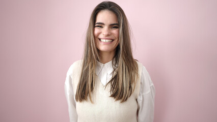 Obraz premium Young beautiful hispanic woman smiling confident over isolated pink background