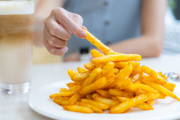 Eat French fries with cheese