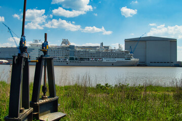 Blick auf die Meyer Werft in Papenburg auf ein fertiggestelltes Kreuzfahrtschiff 