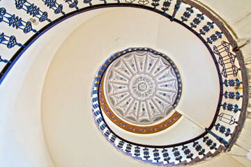 Spiral staircase in an old apartment house © belizar