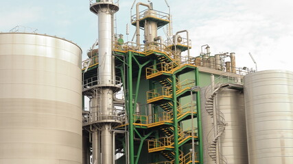 Distilleria. silos che contengono alcol. tubi e scale di acciaio