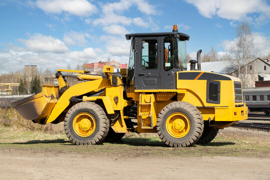 Tractor with bucket.The bulldozer is carrying out repair work.Construction works.