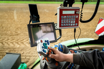 Fahrerkabine eines modernen Traktors, moderne Schlepper und Landtechnik sind heute vollgestopft mit Funk, Elektronik, GPS und Leitsystemen. - obrazy, fototapety, plakaty