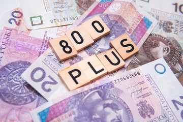 inscription 800 plus next to Polish money. Revaluation of the 500 plus program in Poland. Election promises