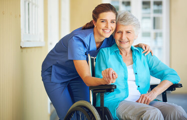 Obraz premium Portrait of nurse, hugging or old woman in wheelchair in hospital helping a senior patient for support. Holding hands, happy smile or healthcare caregiver smiling with an elderly lady with disability