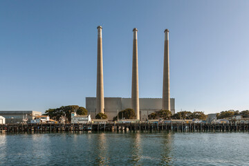Hafen von Morro Bay mit still gelegtem Kraft und den Kraftwerkstürmen in Kalifornien