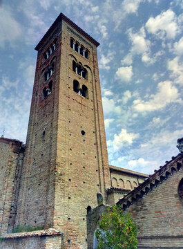 Campanile con cielo poco nuvoloso
