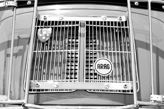 ARAG Rechtsschutz Plakette auf dem Porsche 356 C Cabriolet der F&uuml;nfzigerjahre und Sechzigerjahre am 14.05.2023 beim Oldtimertreffen im Lenkwerk in Bielefeld in Ostwestfalen-Lippe in Schwarzwei&szlig;