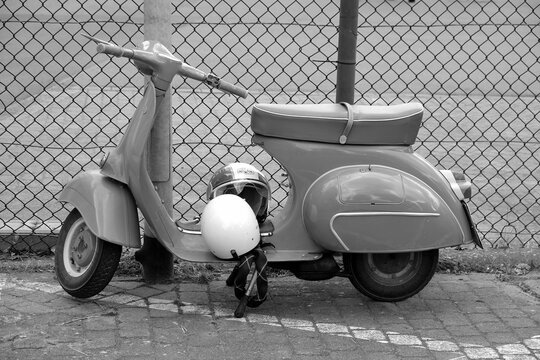 Wei&szlig;er offener Nolan Motorradhelm und Vespa Motorroller von Piaggio am 14.05.2023 beim Oldtimertreffen im Lenkwerk in Bielefeld im Teutoburger Wald in Ostwestfalen-Lippe