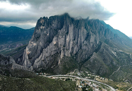 Monta&ntilde;a potrero chico en Hidalgo Nuevo Le&oacute;n formaci&oacute;n rocosa para escalada