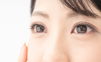 カラコンの女性