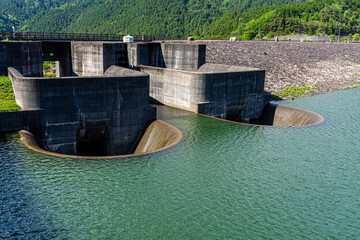 サークルダムから放流する青土ダム