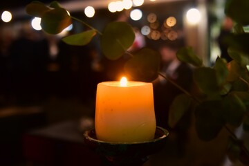 Una vela encendida en la noche