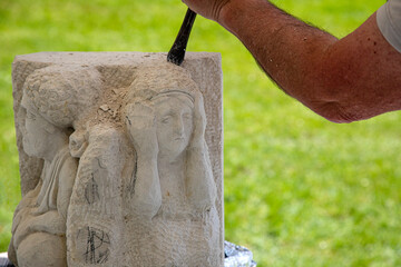 Sculpteur au travail sur pierre calcaire.de Vernon pour un concours de sculpture.
