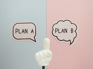 吹き出しにプランAプランBの文字、真ん中に指差し棒